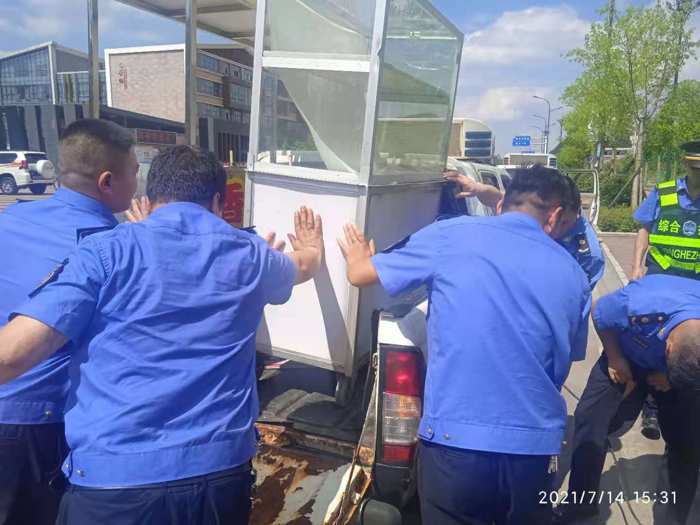 對校園周邊流動小攤販集中整治