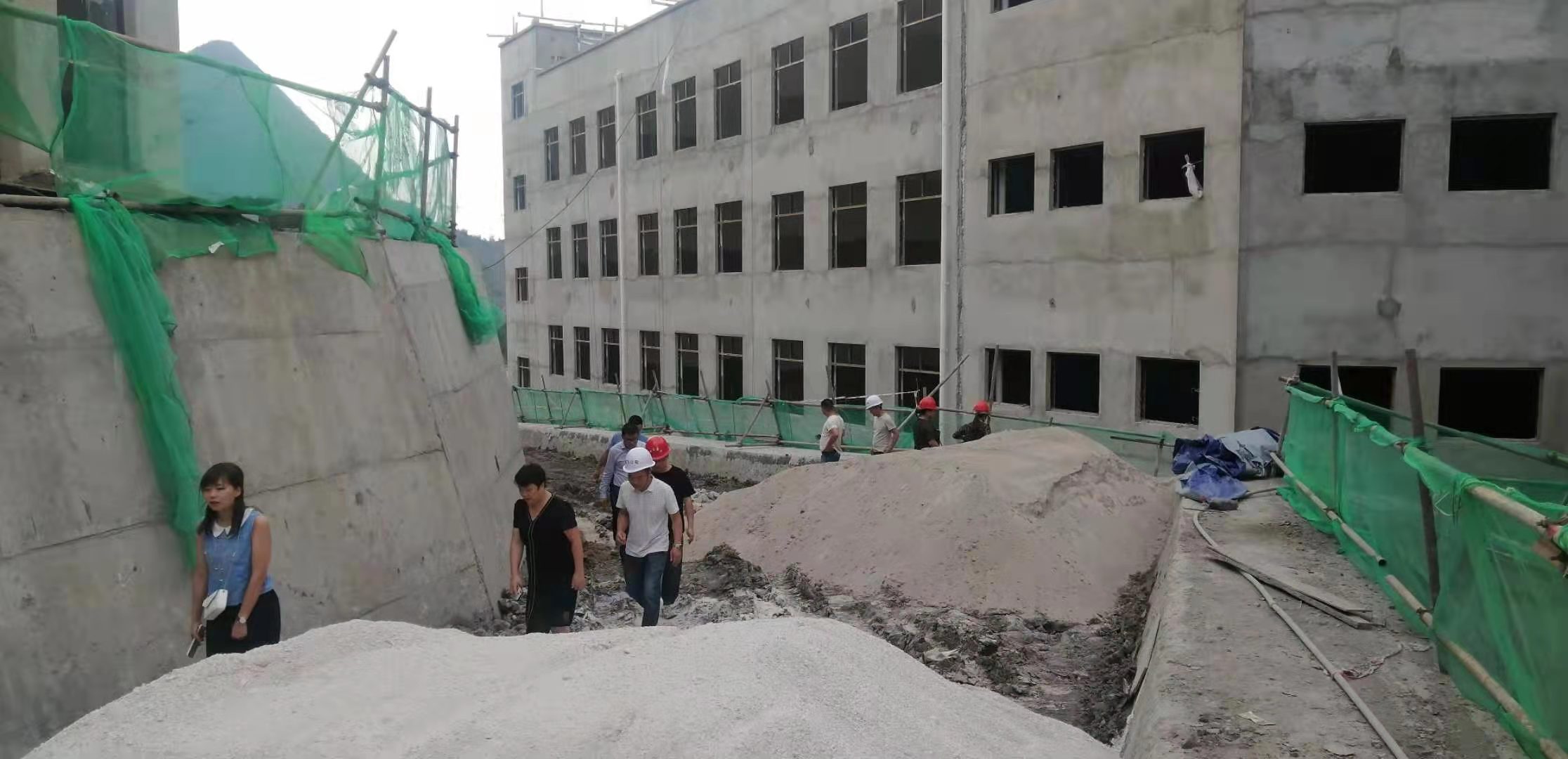 7月22日王總陪同馮區調度利民小學進度?
