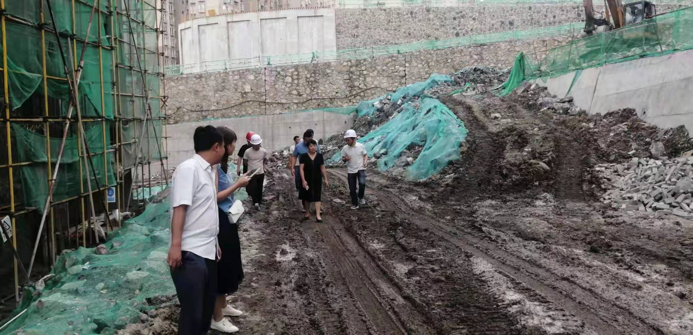 7月22日王總陪同馮區調度利民小學進度?
